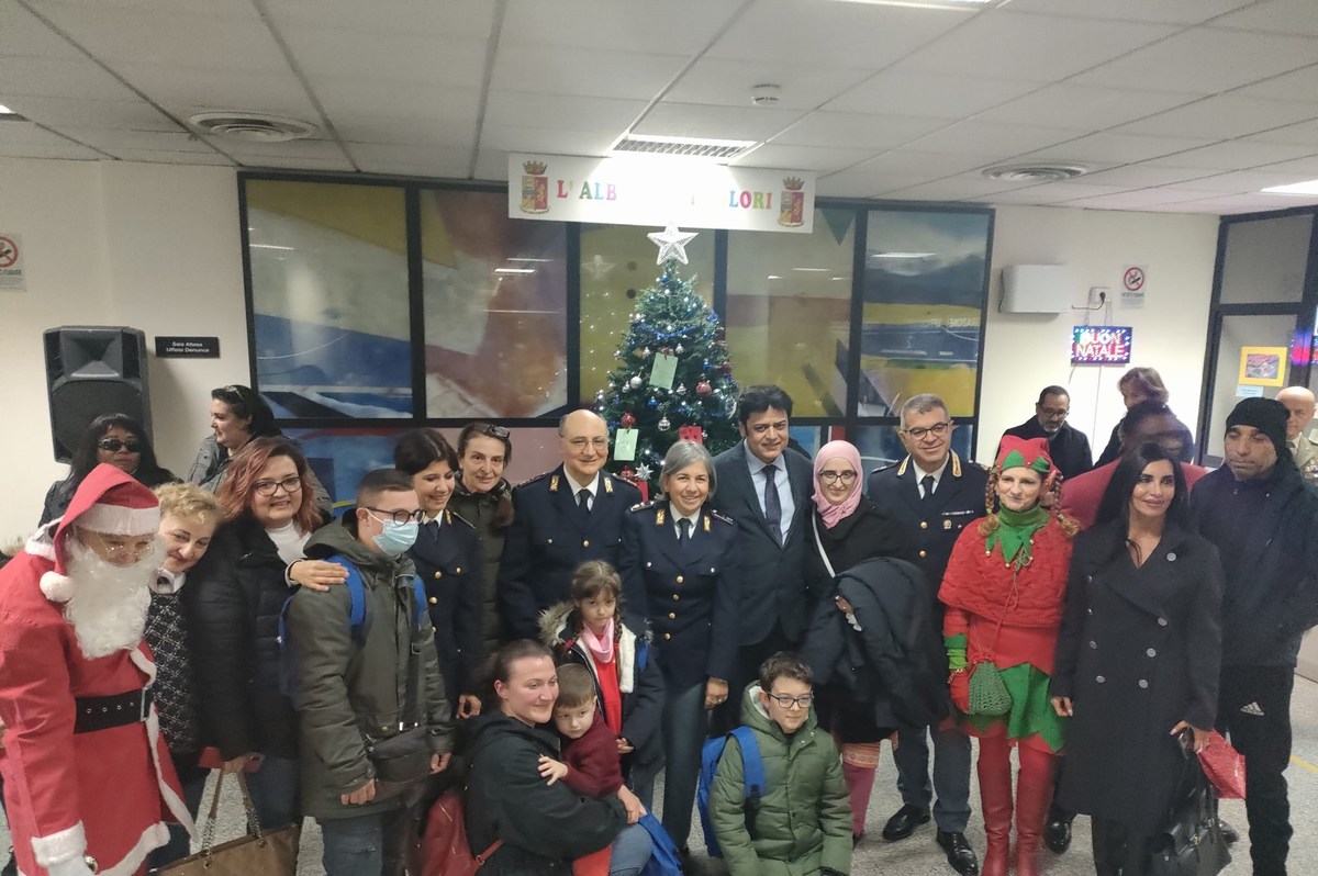 L'albero dei colori questura Terni Natale - 22 dicembre 2022 (32)