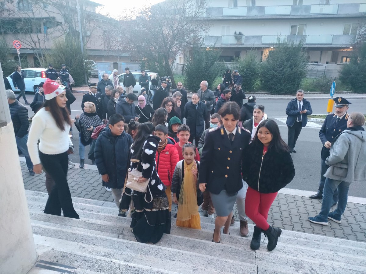 L'albero dei colori questura Terni Natale - 22 dicembre 2022 (4)