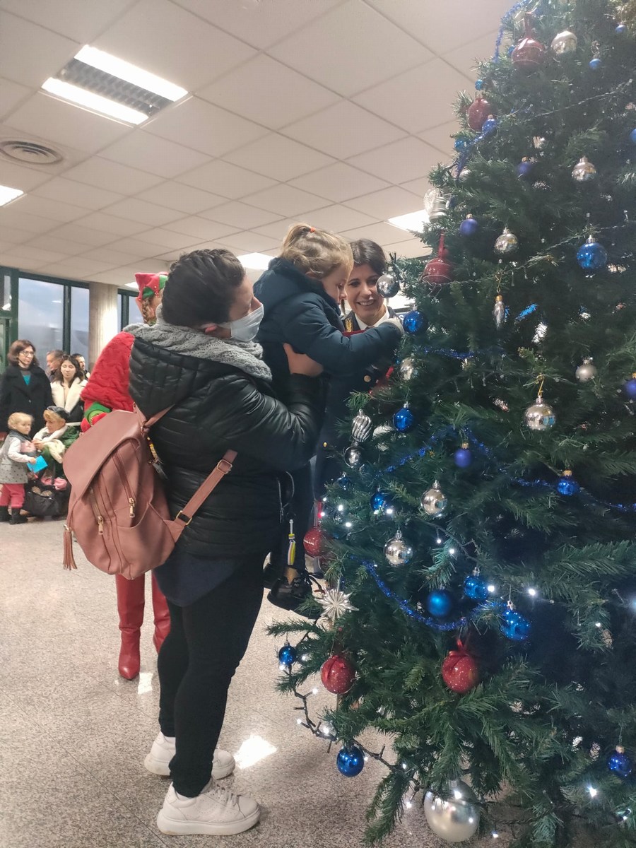 L'albero dei colori questura Terni Natale - 22 dicembre 2022 (7)