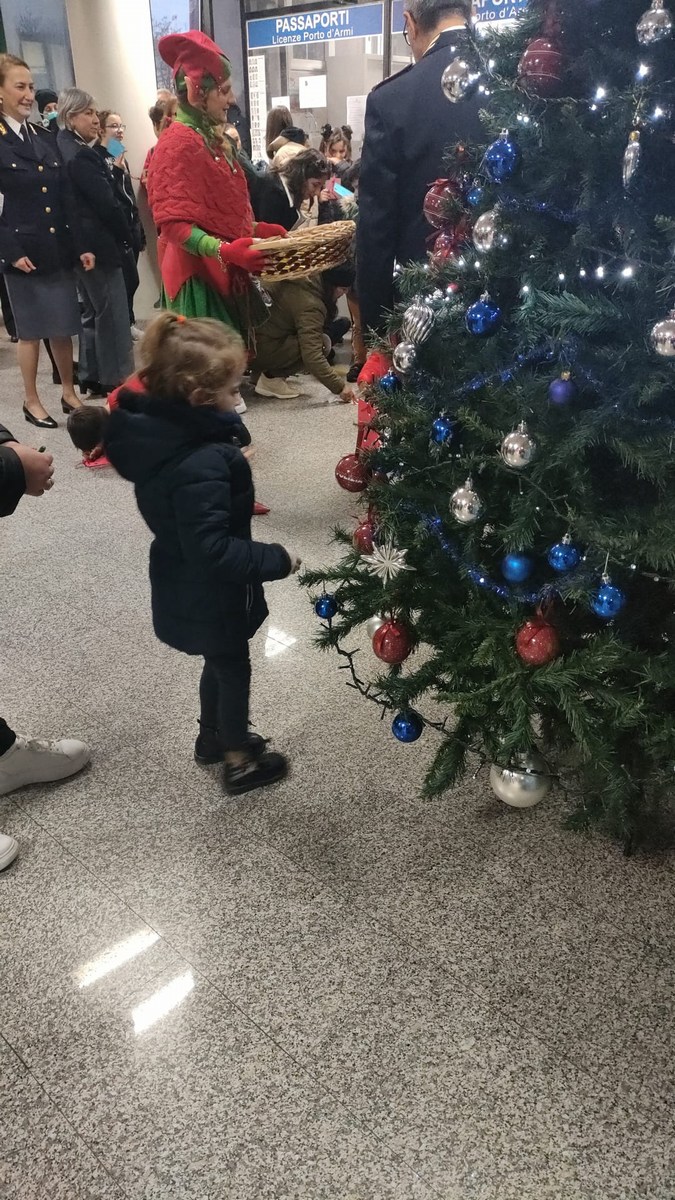 L'albero dei colori questura Terni Natale - 22 dicembre 2022 (8)