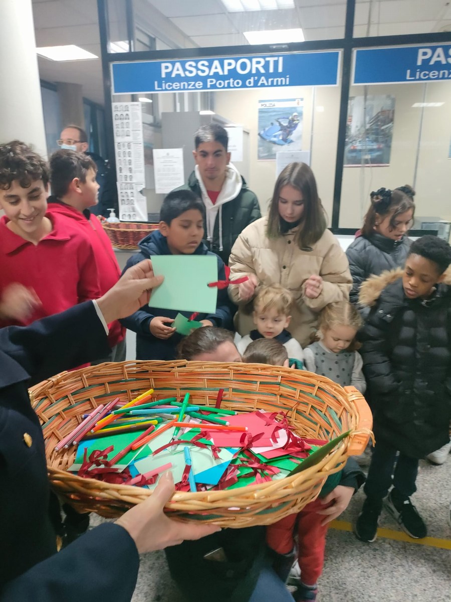 L'albero dei colori questura Terni Natale - 22 dicembre 2022 (9)