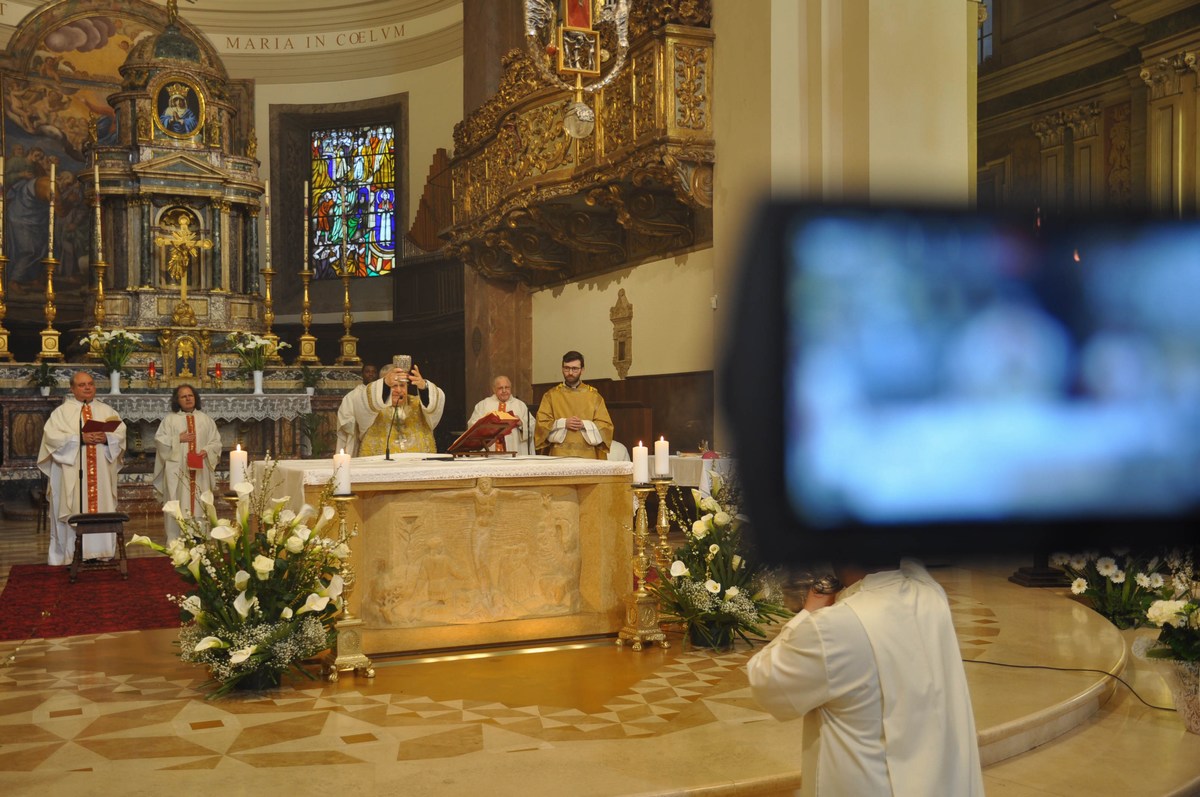 Celebrazione Pasqua duomo Terni vescovo coronavirus - 12 aprile 2020 (4)