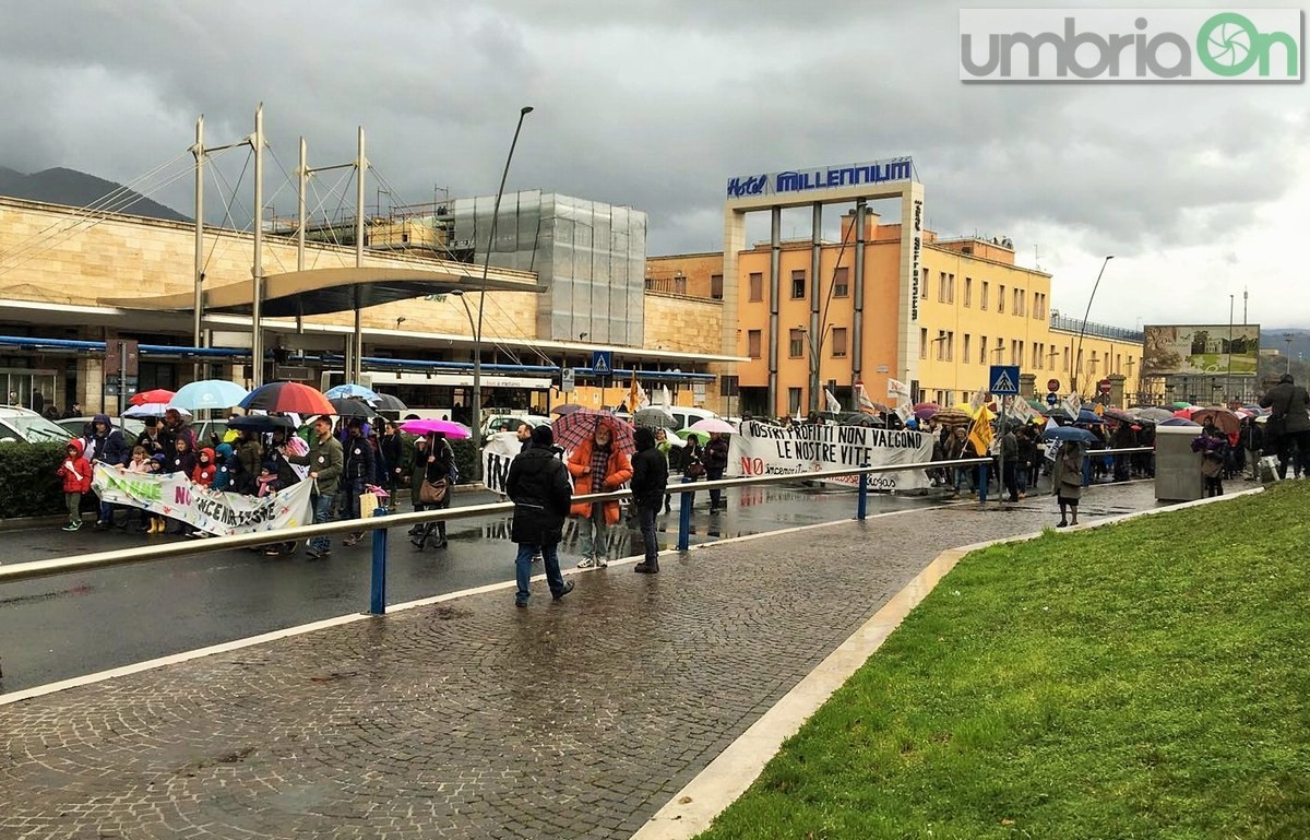 No Inceneritori Terni, corteo manifestazione pioggia - 14 febbraio 2016 (11)