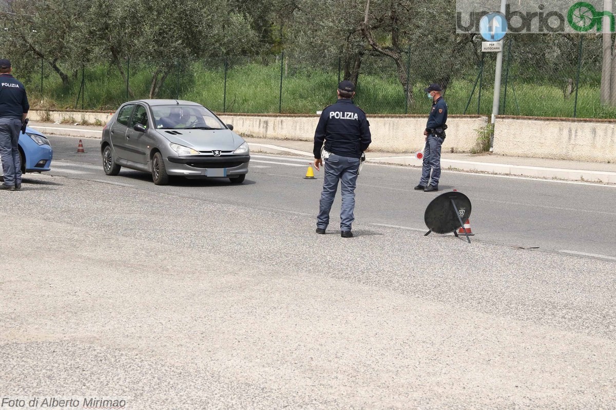 Controlli-polizia-coronavirus-Terni-Volante-13-aprile-2020-foto-Mirimao-2