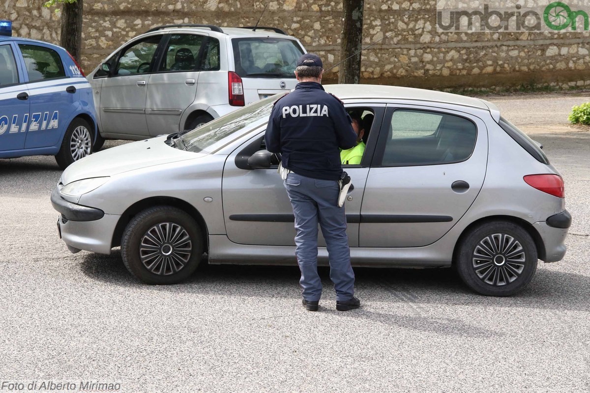 Controlli-polizia-coronavirus-Terni-Volante-13-aprile-2020-foto-Mirimao-3