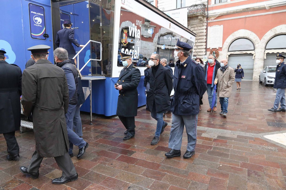 Polizia di Stato Terni contro violenza donne - 25 novembre 2021 (foto Mirimao) (1)