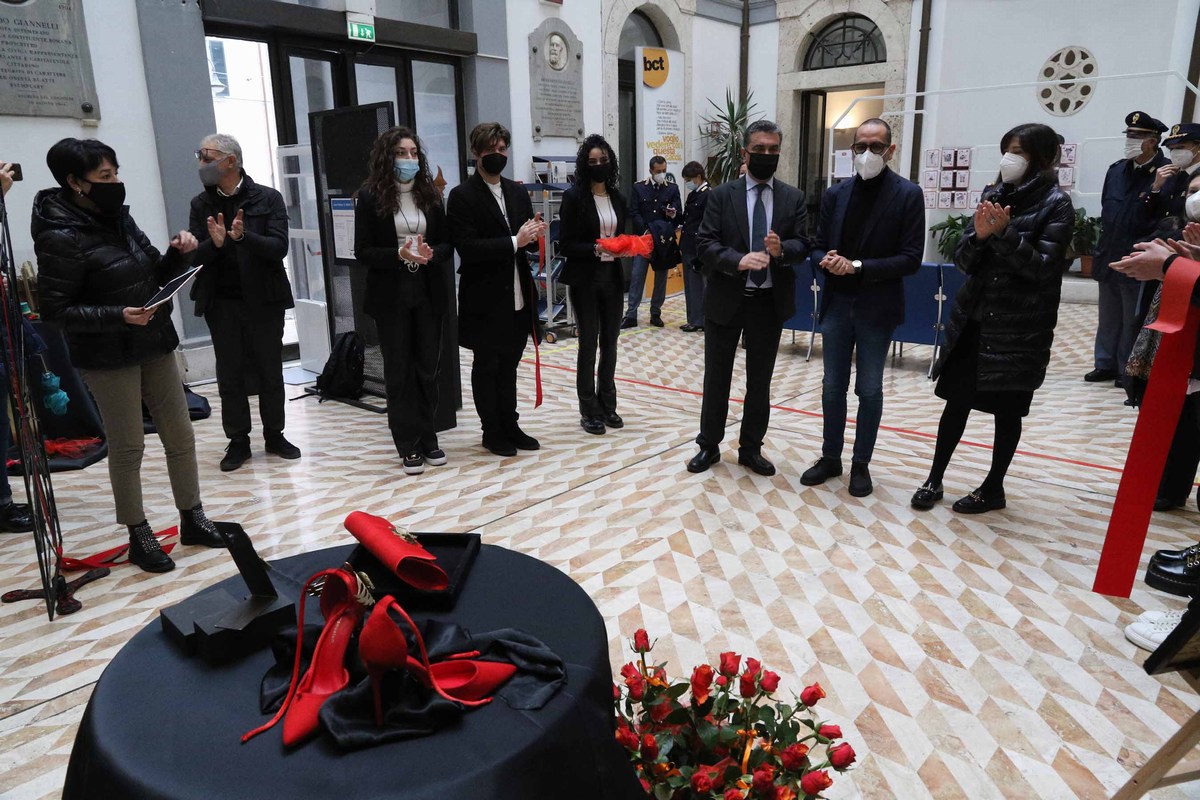 Polizia di Stato Terni contro violenza donne - 25 novembre 2021 (foto Mirimao) (18)