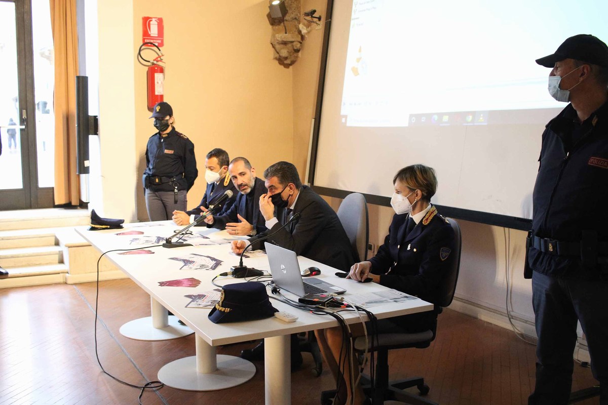 Polizia di Stato Terni contro violenza donne - 25 novembre 2021 (foto Mirimao) (22)