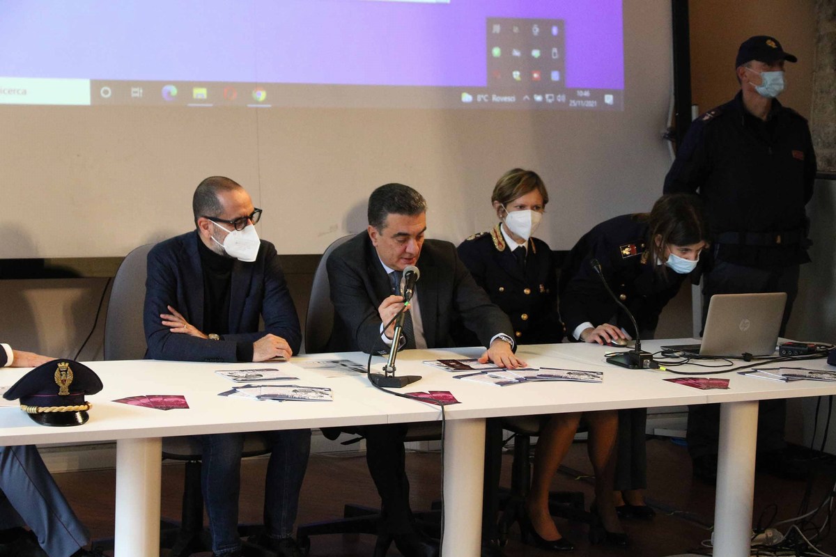 Polizia di Stato Terni contro violenza donne - 25 novembre 2021 (foto Mirimao) (24)