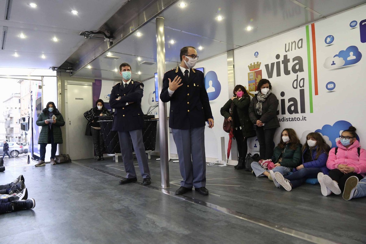 Polizia di Stato Terni contro violenza donne - 25 novembre 2021 (foto Mirimao) (5)