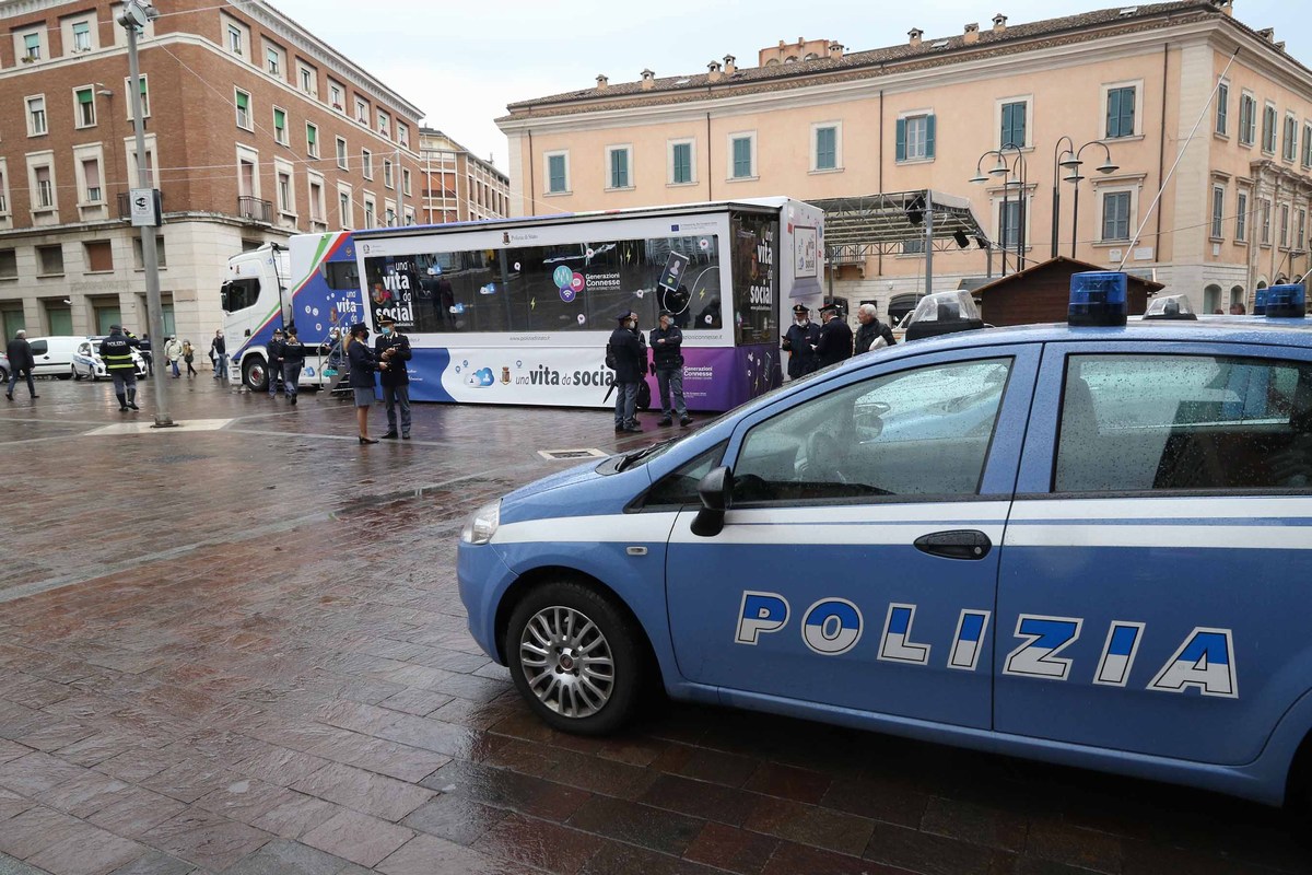 Polizia di Stato Terni contro violenza donne - 25 novembre 2021 (foto Mirimao) (8)