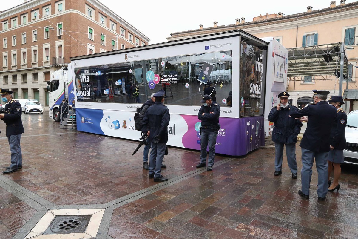 Polizia di Stato Terni contro violenza donne - 25 novembre 2021 (foto Mirimao) (9)