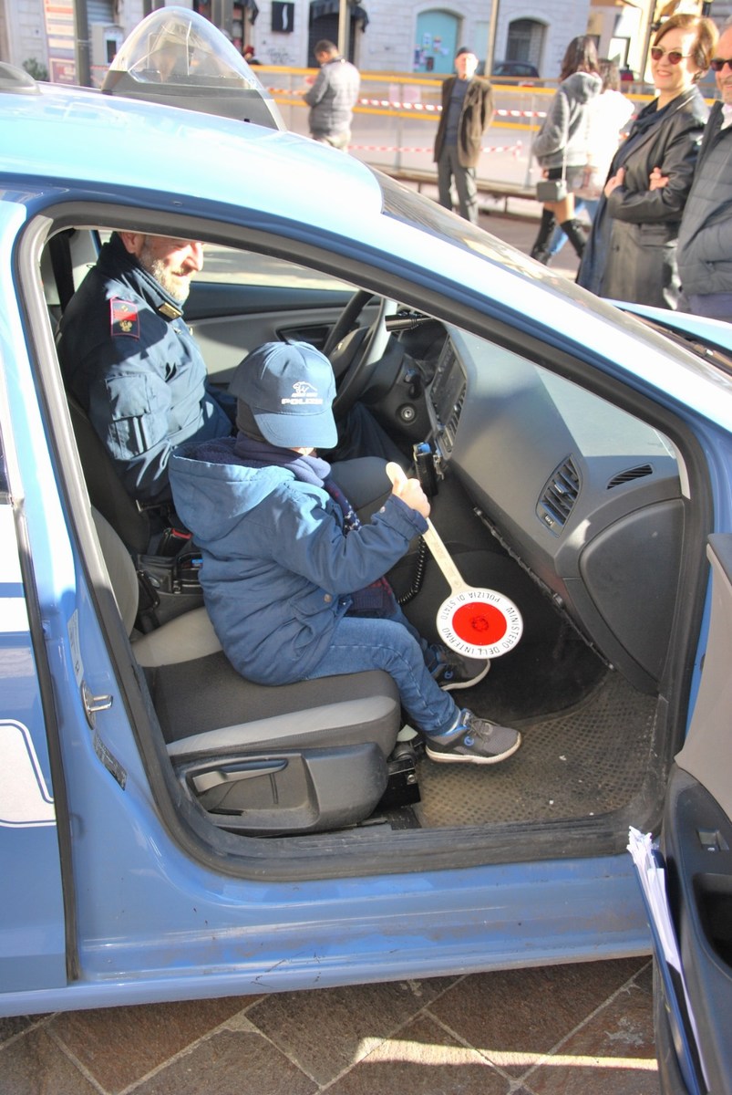 Polizia-di-Stato-Terni-Natale-bambini-pediatria-25-dicembre-2019-7