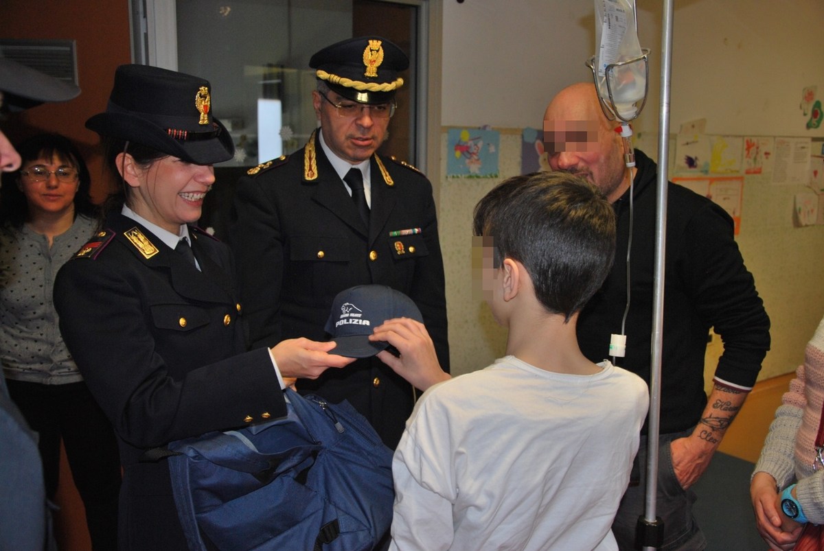 Polizia-di-Stato-Terni-Natale-bambini-pediatria-25-dicembre-2019-8