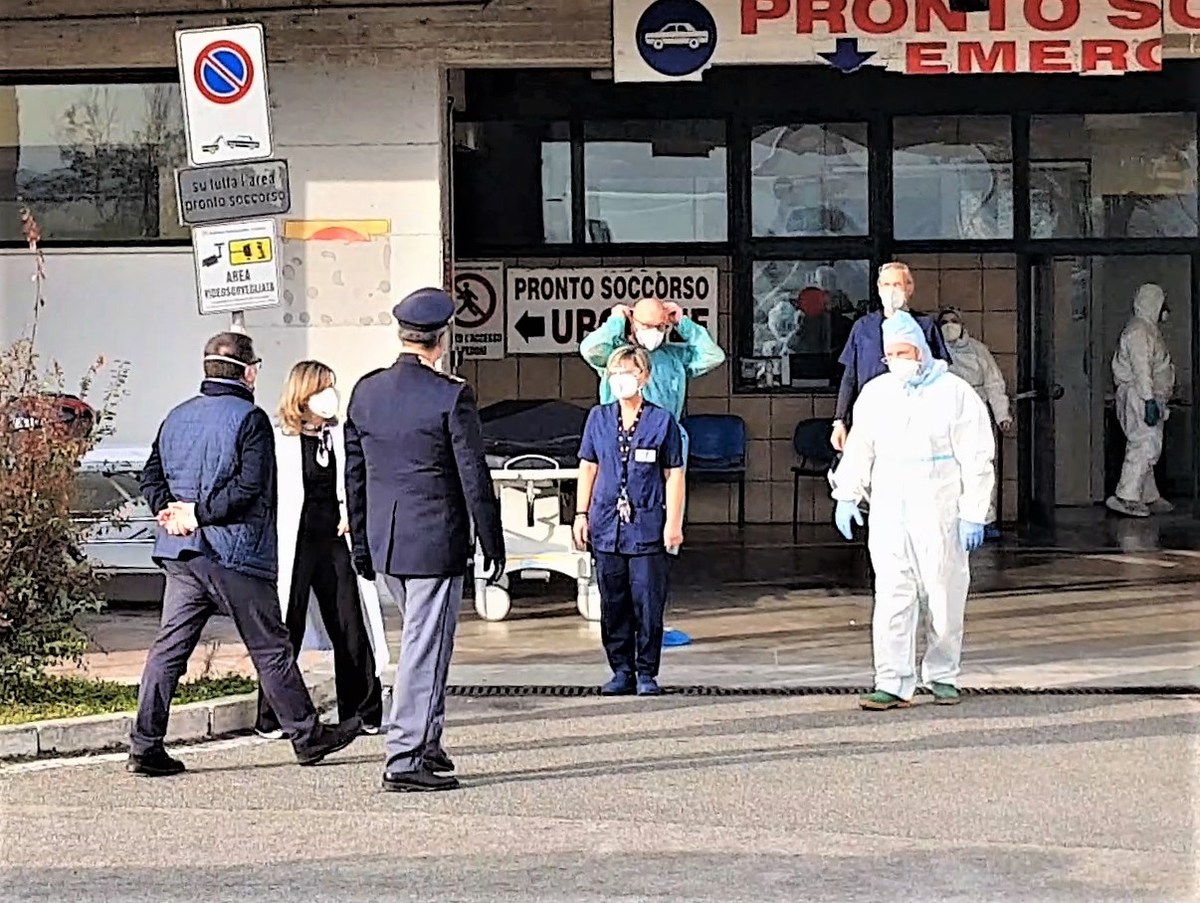 Polizia-Volante-pronto-soccorso-ospedale-Terni-Covid-12-novembre-2020-4