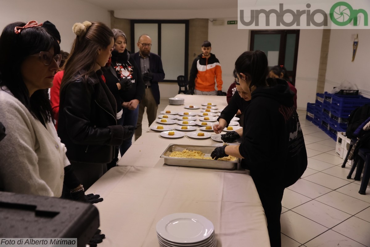 Pranzo di Natale Terni chiesa Campitello vescovo Soddu - 25 dicembre 2023 (12)