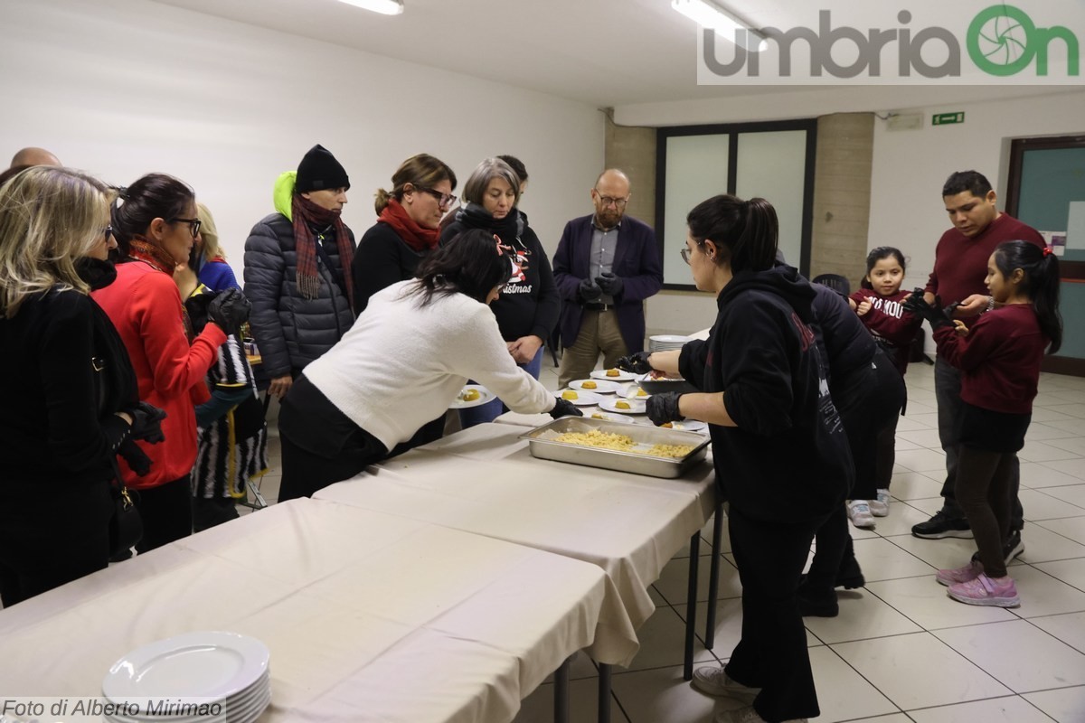 Pranzo di Natale Terni chiesa Campitello vescovo Soddu - 25 dicembre 2023 (20)