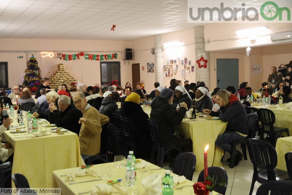 Pranzo di Natale Terni chiesa Campitello vescovo Soddu - 25 dicembre 2023 (32)