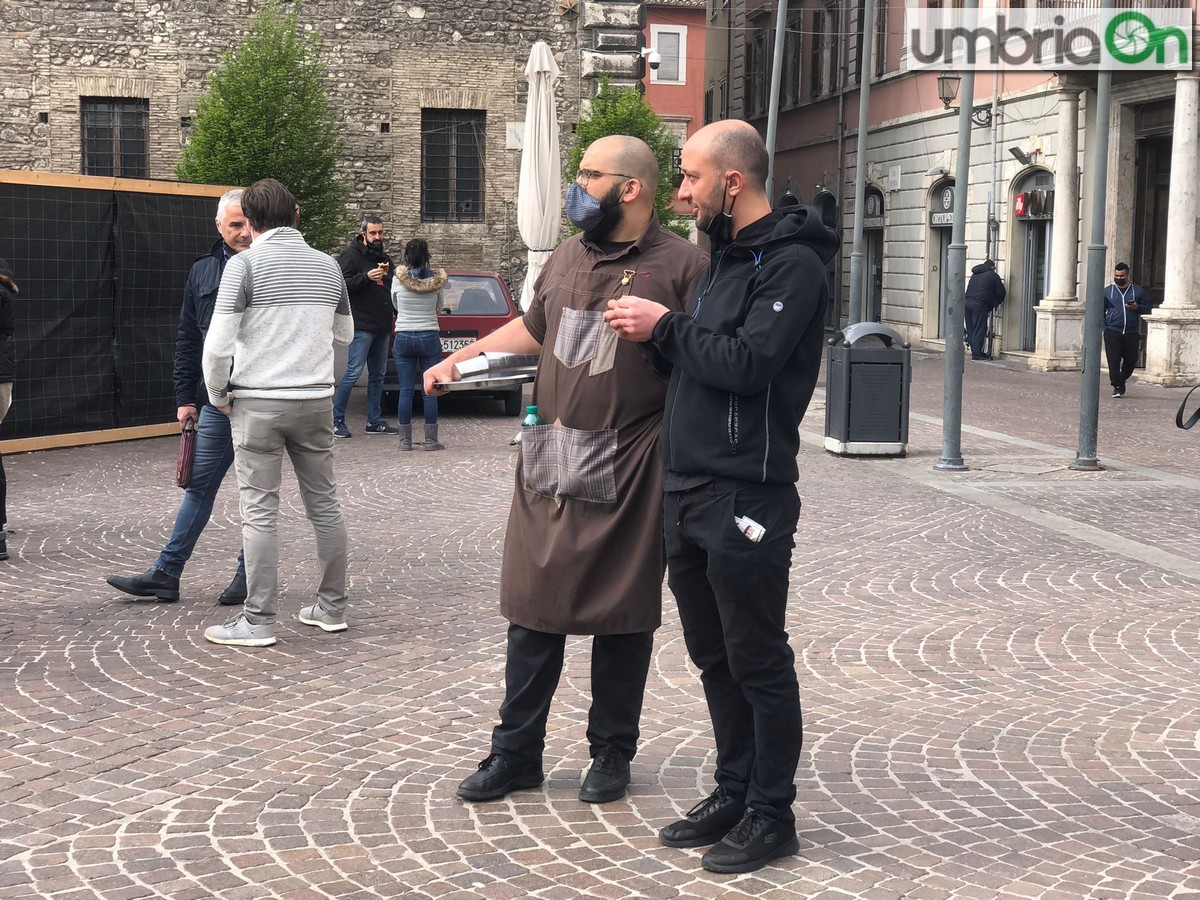 Ristoratori-piazza-Terni-manifestazione-presidio-Covid-riaperture-Europa