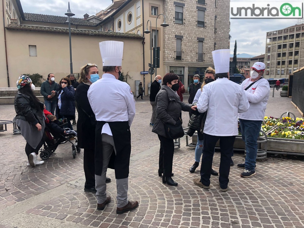 Ristoratori-piazza-Terni-manifestazione-presidio-Covid-riaperture-Europadfdf5