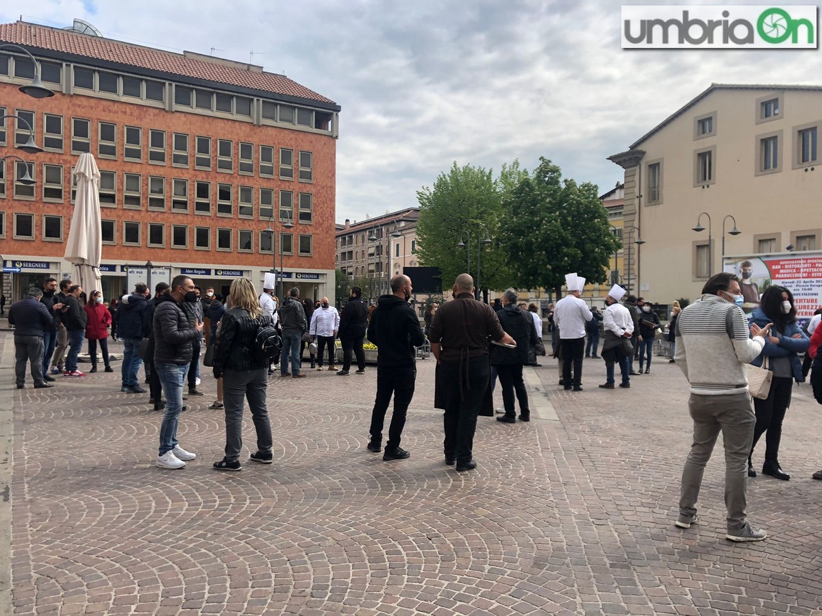 Ristoratori-piazza-Terni-manifestazione-presidio-Covid-riaperture-Europadsdd