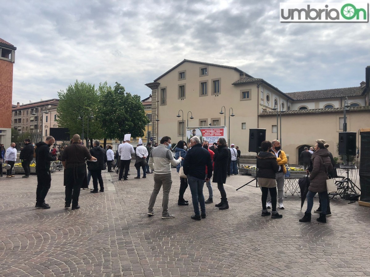 Ristoratori-piazza-Terni-manifestazione-presidio-Covid-riaperture-Europafgf56