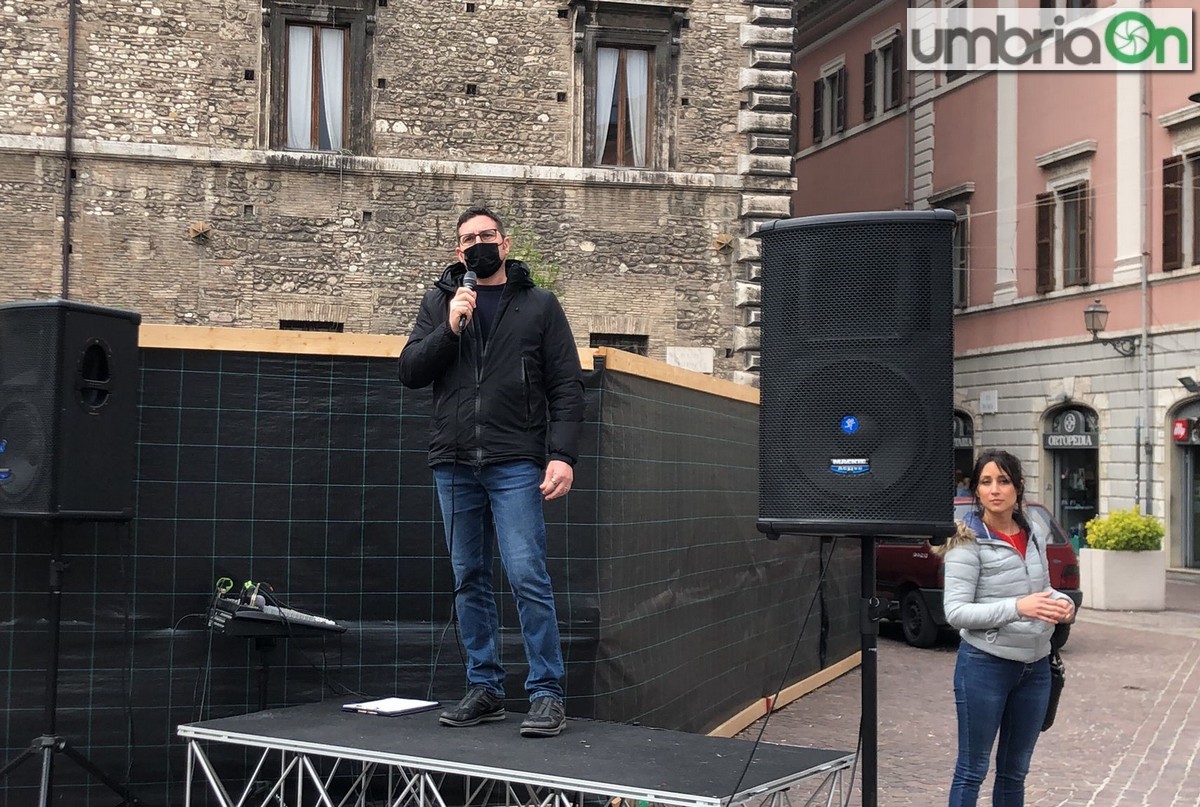 Ristoratori-protesta-presidio-piazza-Europa-Terni-riaperturedfd45