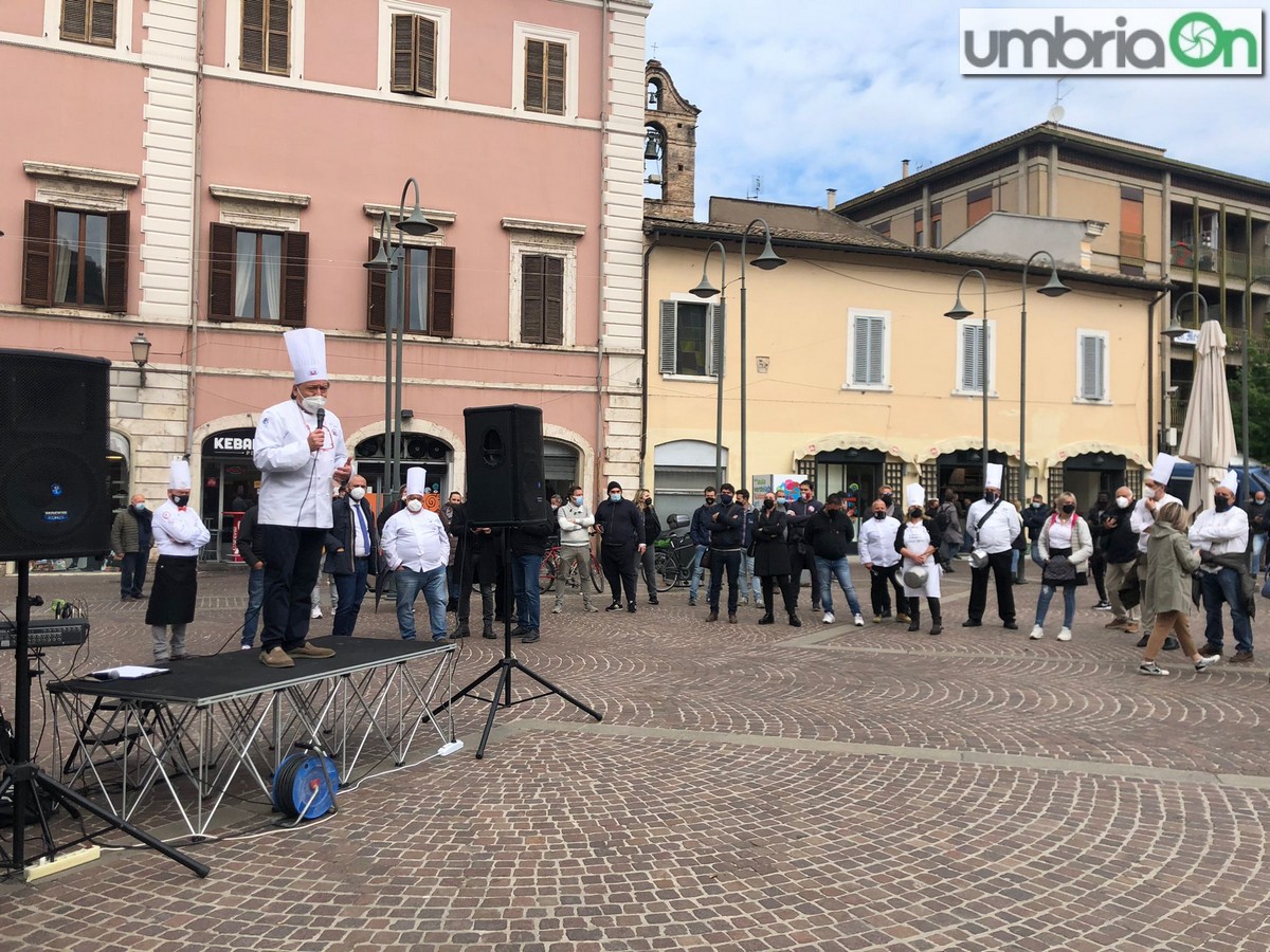Ristoratori-protesta-presidio-piazza-Europa-Terni-riaperturennn