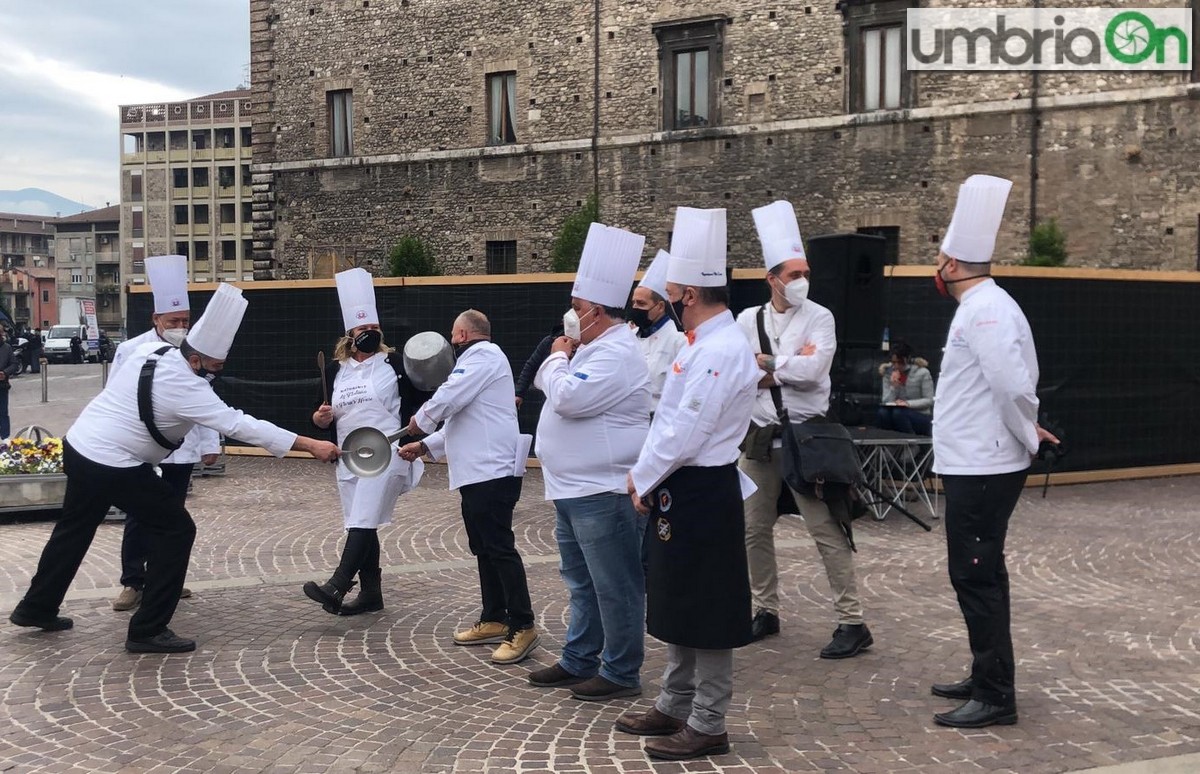manifestazione-presidio-piazza-Europa-Terni-ristoratori-chef-riaperture-fgg