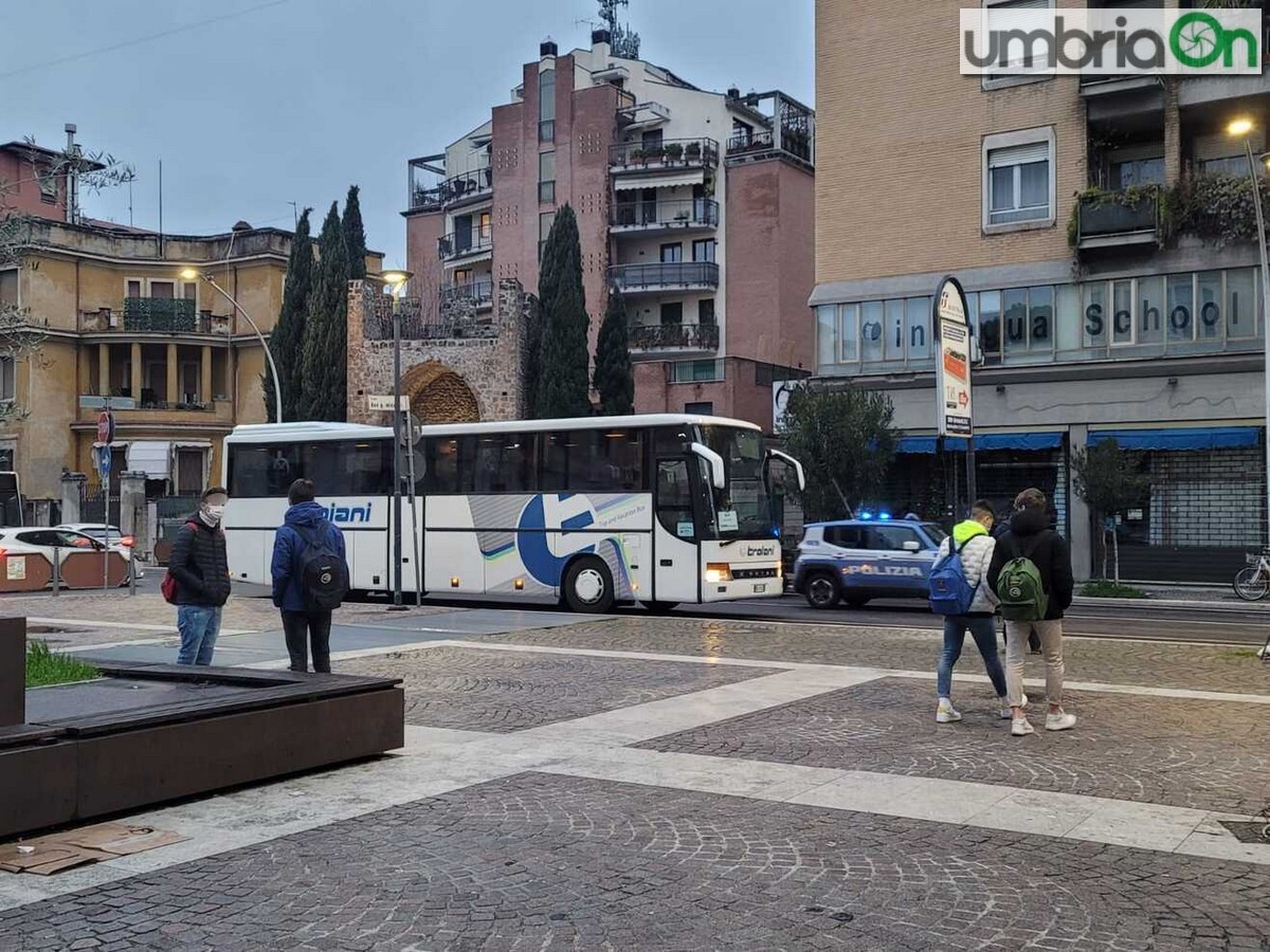 autobus-polizia-Covid-studenti-scuola-scuole-rientro-25-gennaio