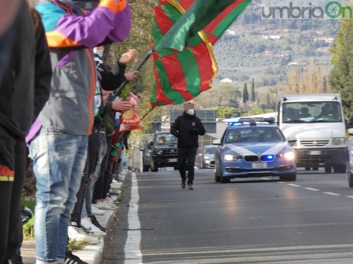 Saluto tifosi dopo Ternana Cavese viale dello Stadio - 7 aprile 2021 (1)