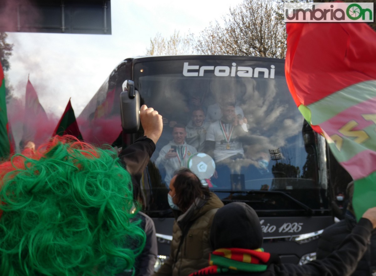 Ternana-promozione-serie-C-serie-B-festa-viale-stadio-tifosi454dfdfd