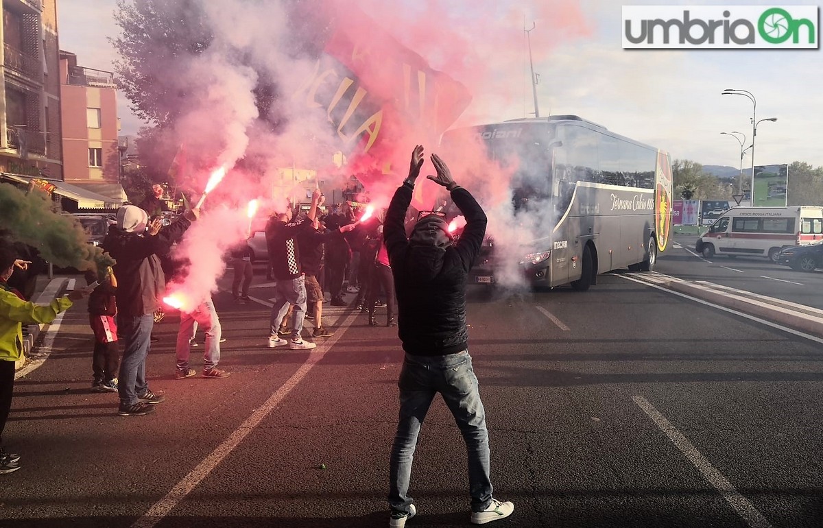 Ternana-tifosi-festa-cerimonia-Cavese45454sdsd-pullman34343