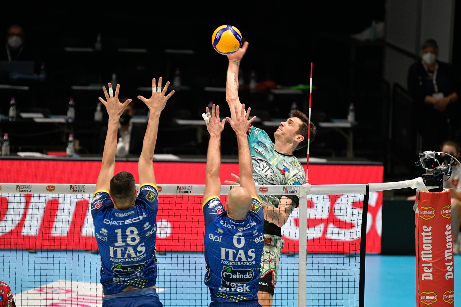 Sir Safety Conad PERUGIA - Itas TRENTINO, Finale Del Monte® Coppa Italia di Superlega, Pallavolo Maschile Serie A1 2021-22. presso Unipol Arena Casalecchio di Reno, Bologna IT, 6 marzo 2022. Foto: Michele Benda [riferimento file: 2022-03-06/_ND56856]