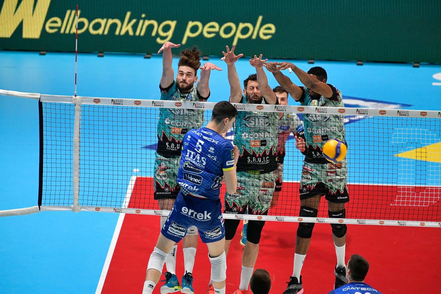 Sir Safety Conad PERUGIA - Itas TRENTINO, Finale Del Monte® Coppa Italia di Superlega, Pallavolo Maschile Serie A1 2021-22. presso Unipol Arena Casalecchio di Reno, Bologna IT, 6 marzo 2022. Foto: Michele Benda [riferimento file: 2022-03-06/_ND56909]