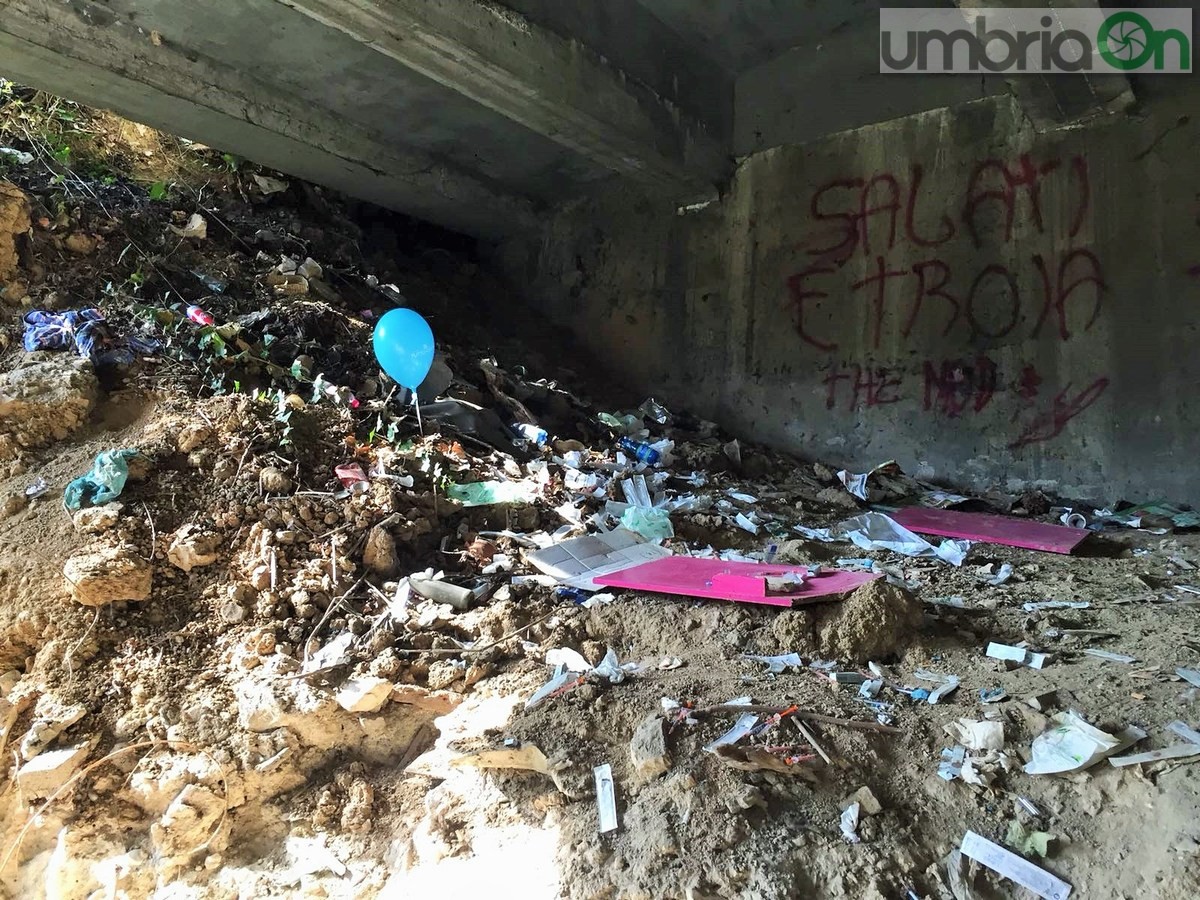 Droga siringhe spaccio ponte Carrara, Terni - 16 febbraio 2018 (10)