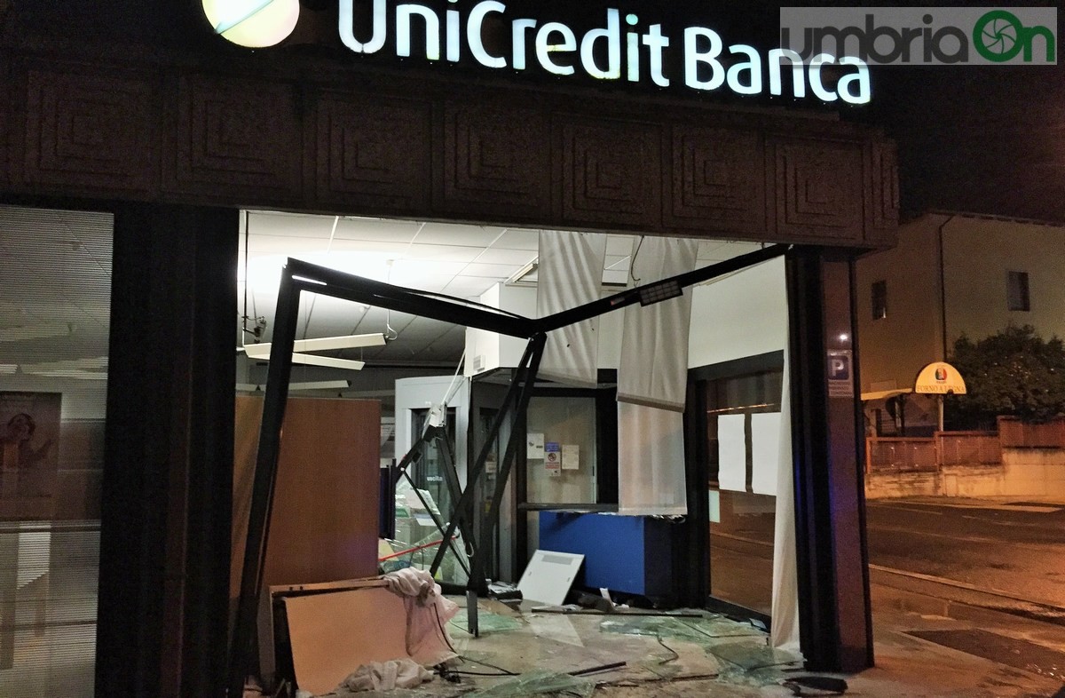 Spaccata con carrattrezzi banca Unicredit via del Rivo, un arresto - 26 febbraio 2016 (12)