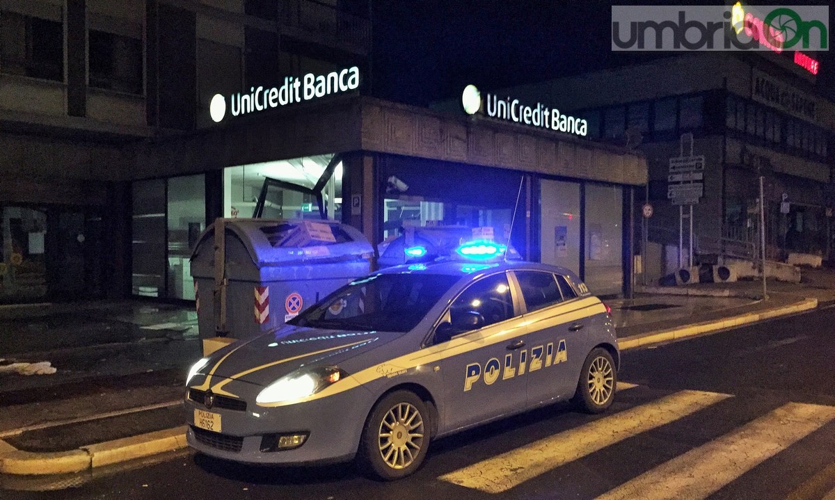 Spaccata con carrattrezzi banca Unicredit via del Rivo, un arresto - 26 febbraio 2016 (14)