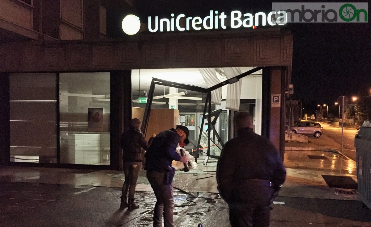 Spaccata con carrattrezzi banca Unicredit via del Rivo, un arresto - 26 febbraio 2016 (17)