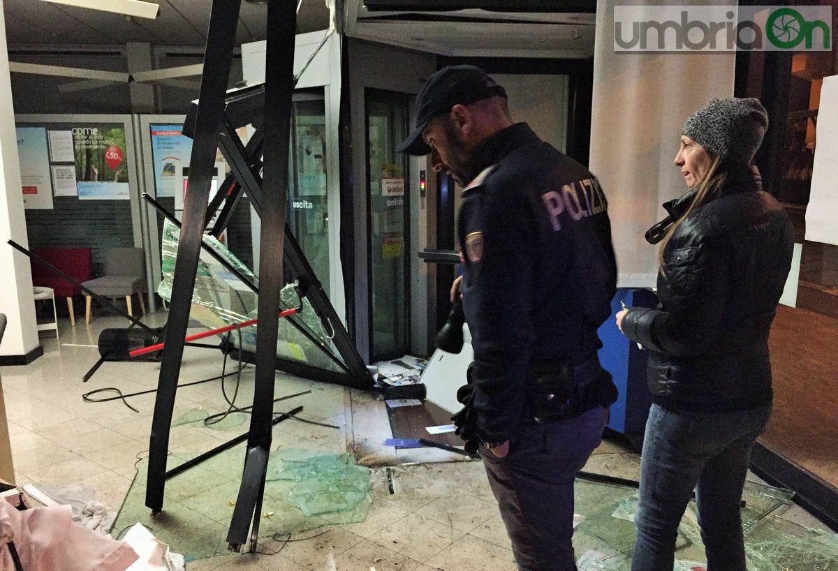Spaccata con carrattrezzi banca Unicredit via del Rivo, un arresto - 26 febbraio 2016 (20)