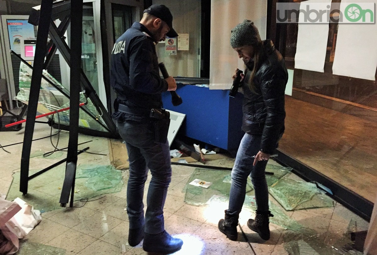 Spaccata con carrattrezzi banca Unicredit via del Rivo, un arresto - 26 febbraio 2016 (21)