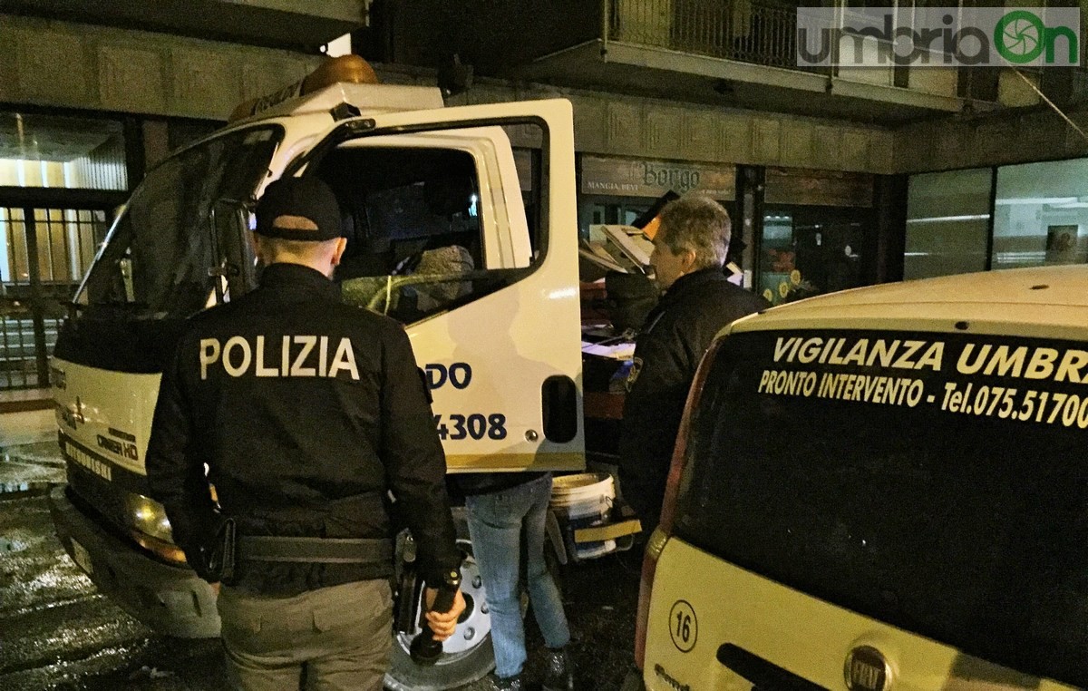 Spaccata con carrattrezzi banca Unicredit via del Rivo, un arresto - 26 febbraio 2016 (4)