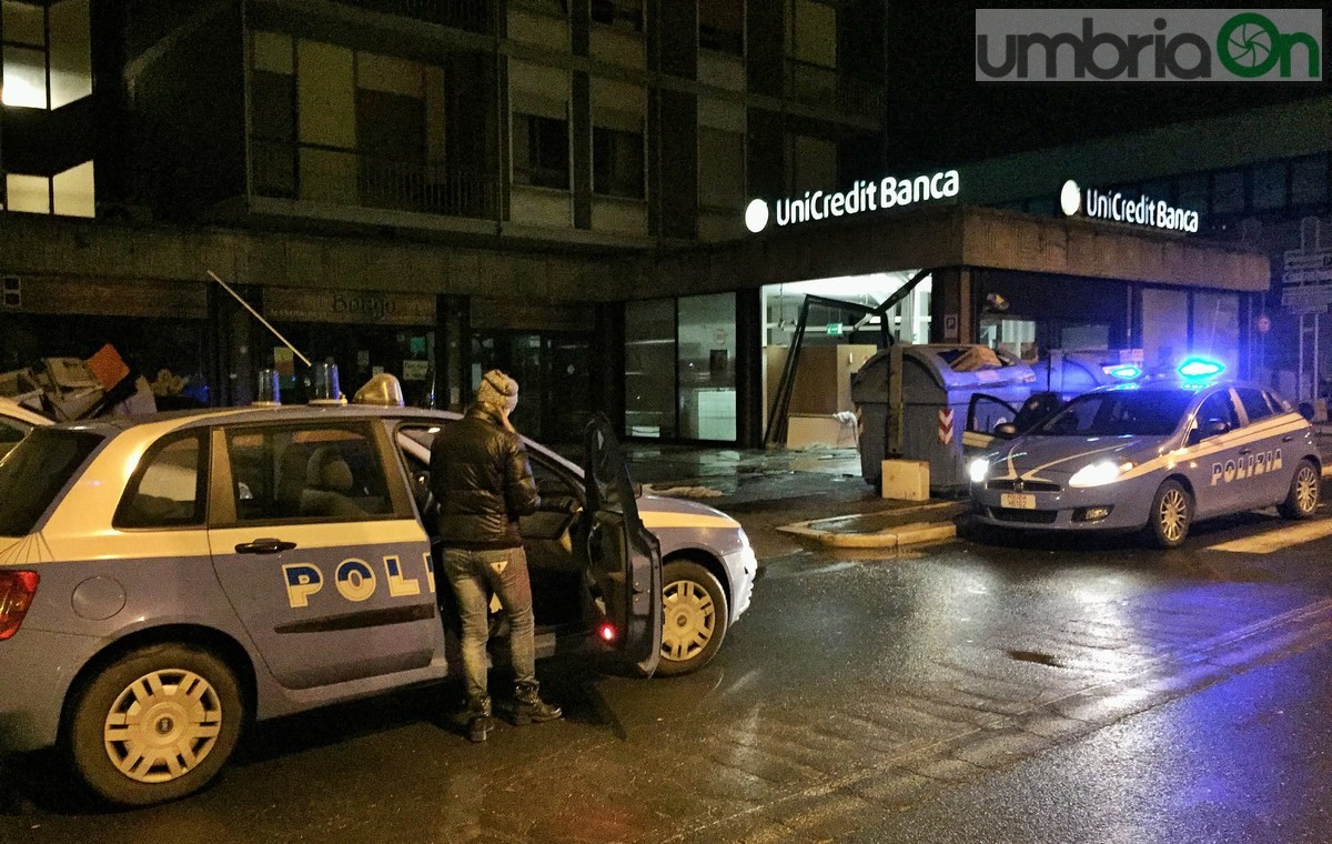 Spaccata con carrattrezzi banca Unicredit via del Rivo, un arresto - 26 febbraio 2016 (9)
