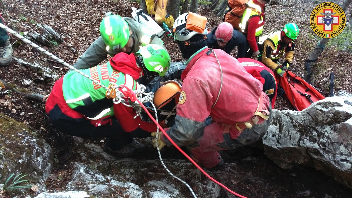 Speleologa ternana ferita a Cittareale (Rieti), Soccorso Alpino - 1° maggio 2017 (6)