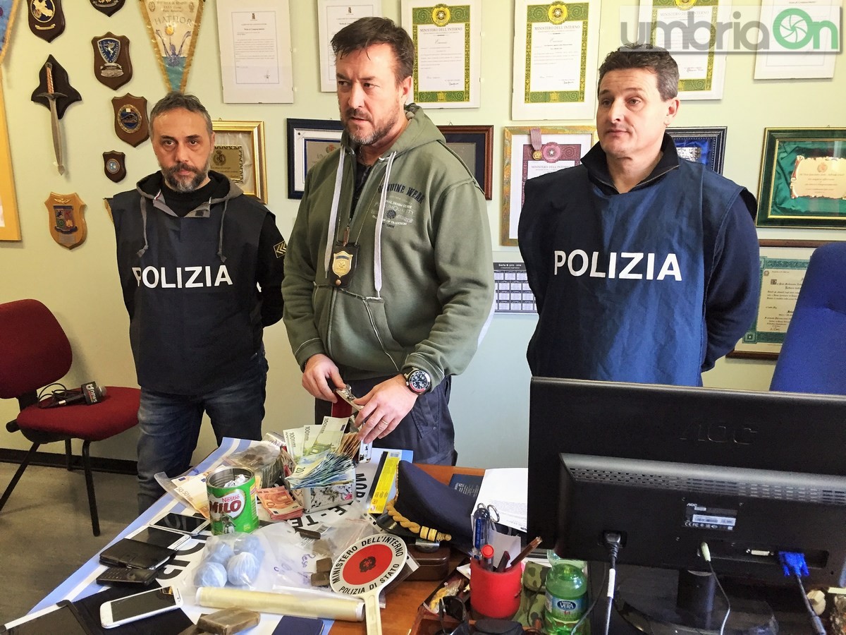 Immigrati richiedenti asilo spacciano, 3 arresti e 5 denunce Mobile Terni - 28 gennaio 2016 (8)