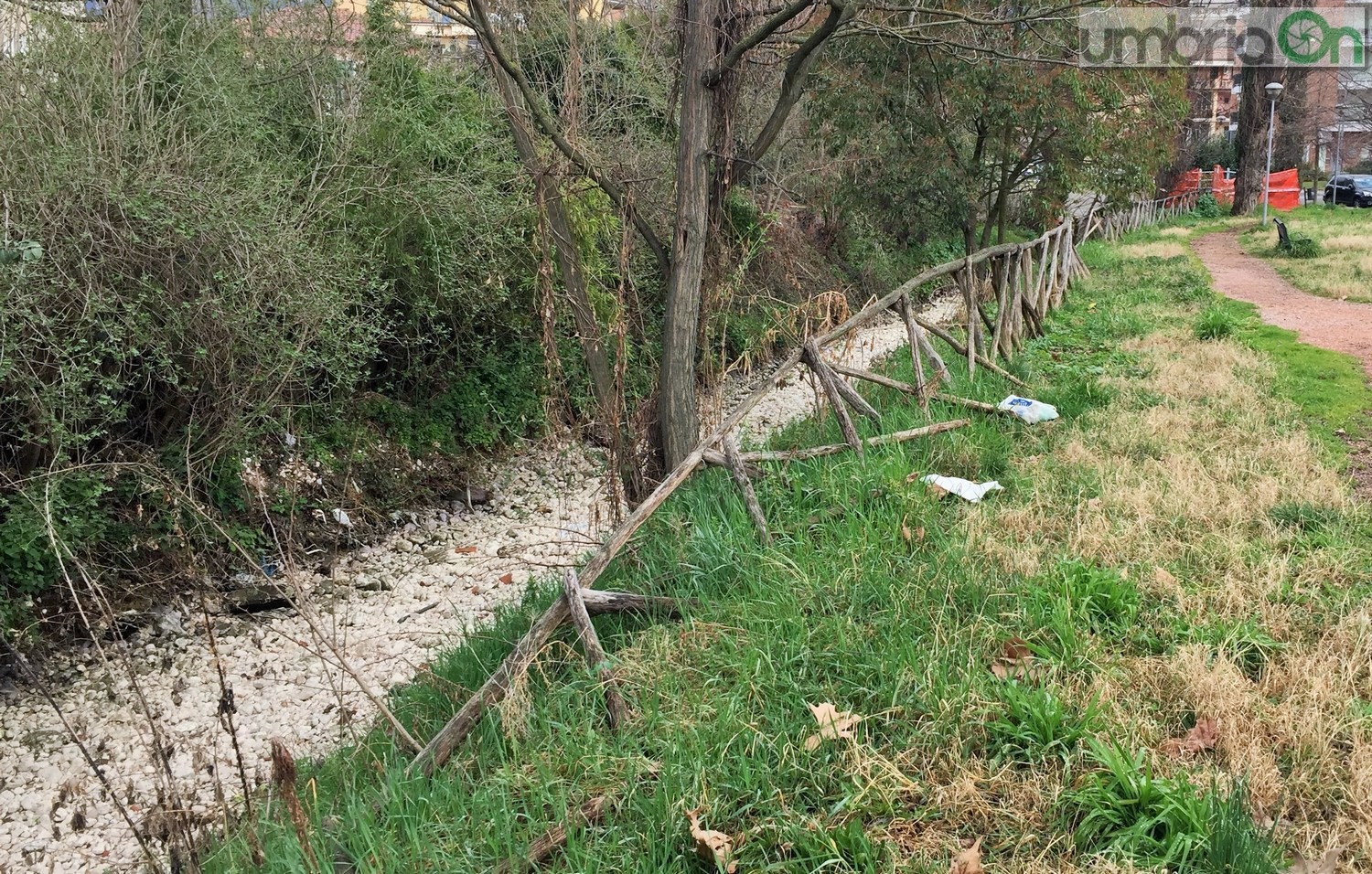 Terni, degrado parco Suzanne Noël di via Magenta, San Giovanni - 25 febbraio 2017 (12)