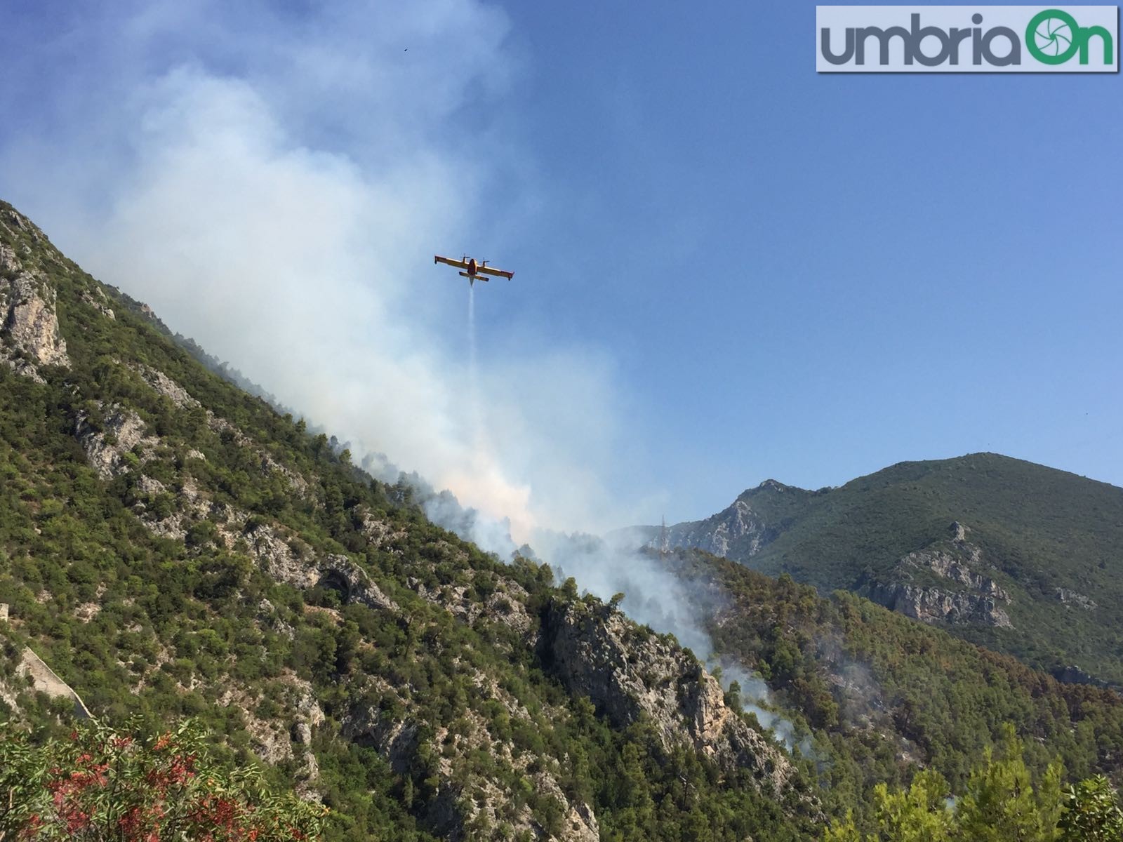 Canadair-rocca-san-Zenone-Terni-incendio-valserra-3