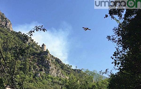 Terni-Rocca-san-Zenone-incendio-canadair