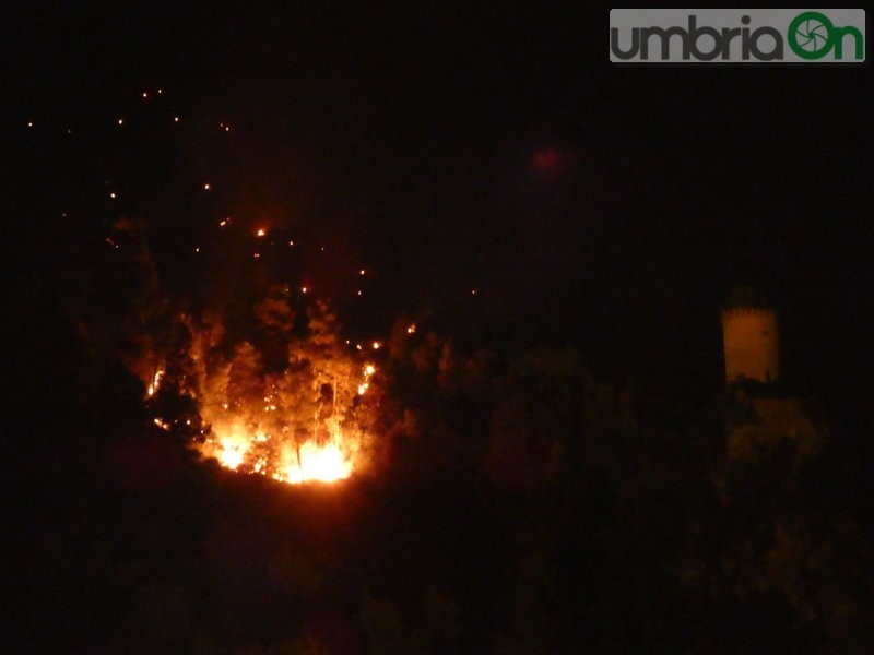 incendio-rocca-san-zenone-notte-notturno-20170809222600-FILEminimizer