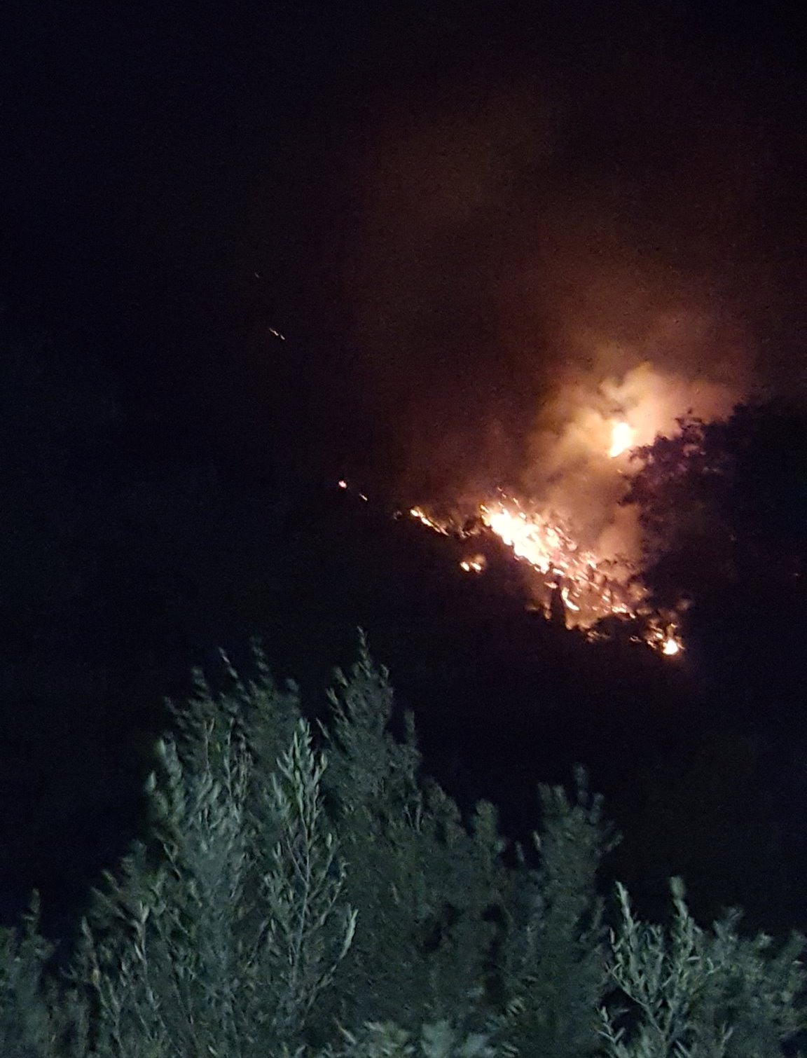 terni incendio rocca san zenone notte (1)